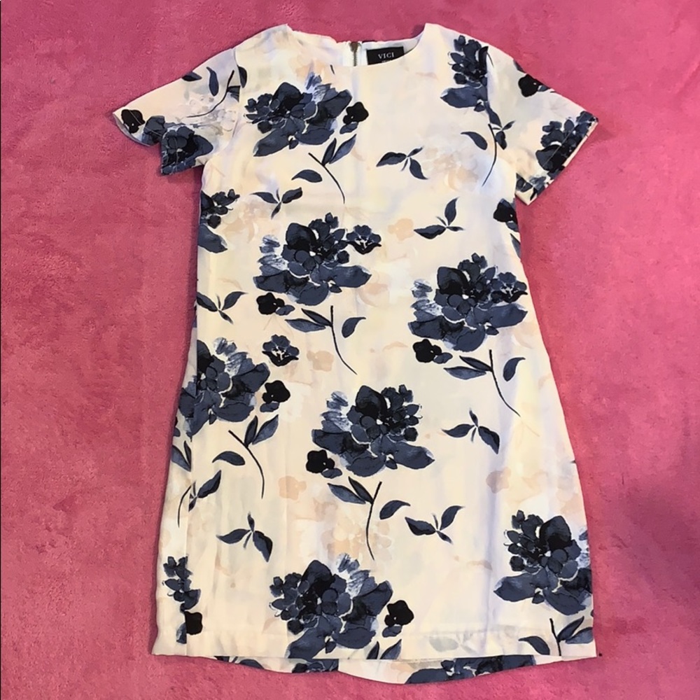 Vici Collection Floral Shift Dress size Small